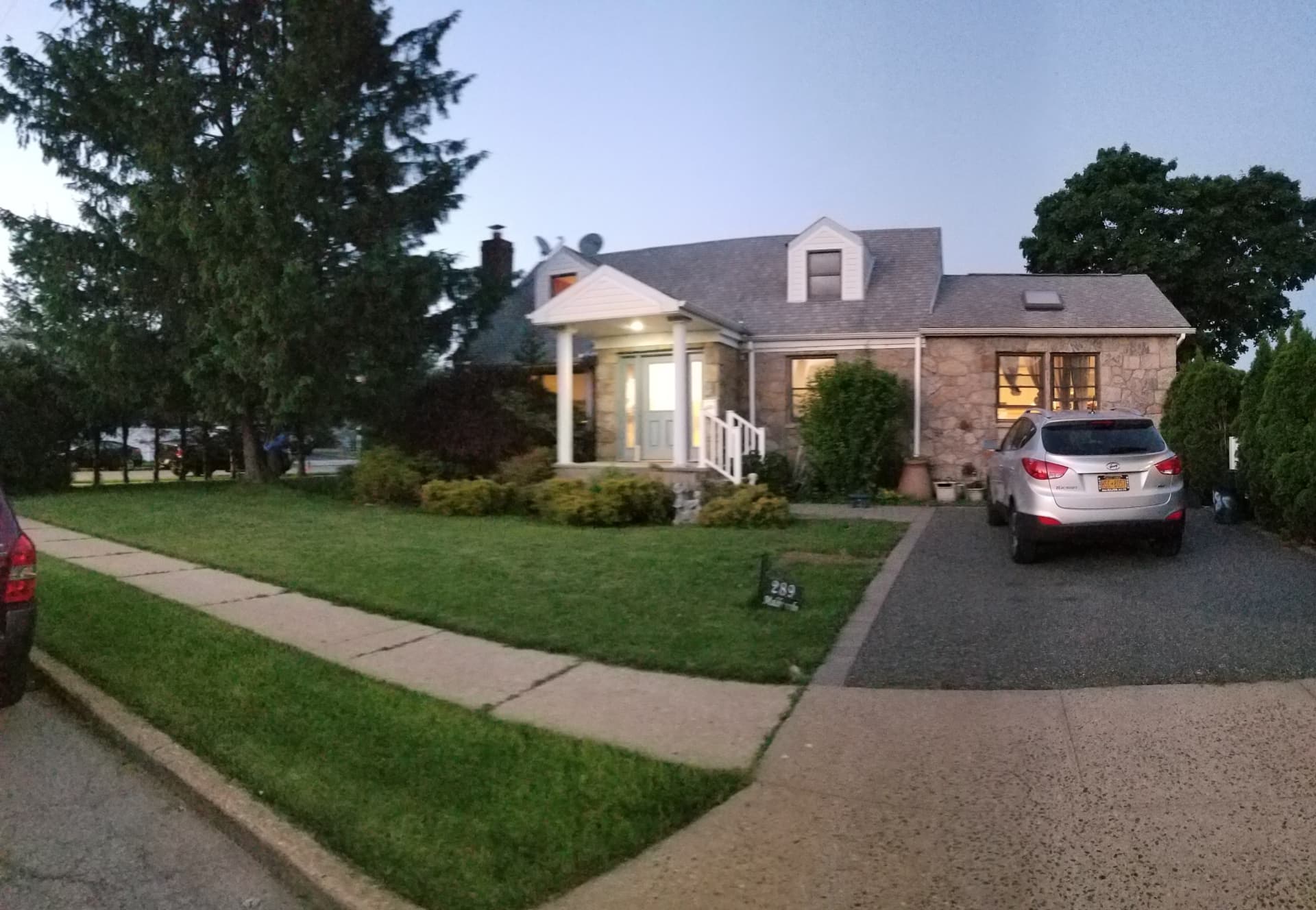 289 Stanley Road in East Meadow, a home listed by Andrew Ragusa